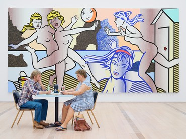 Installation view, Jubiläumsausstellung—Special Guest Duane Hanson, Fondation Beyeler, Riehen/Basel, Switzerland, October 30, 2022–January 8, 2023. Artwork, front to back: © 2022 Estate of Duane Hanson/Licensed by VAGA at Artists Rights Society (ARS), New York; © Estate of Roy Lichtenstein