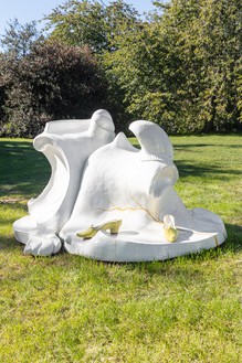 Rachel Feinstein, Chinoiserie, 2018 Majolica, 38 ⅝ × 99 ⅝ × 39 ⅜ inches (98 × 253 × 100 cm), 1 of 3 unique versions + 1 AP© Rachel Feinstein