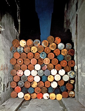 Christo and Jeanne-Claude’s Wall of Oil Barrels—The Iron Curtain, Rue Visconti, Paris, 1961–62 (1961–62), Paris, June 27, 1962. Artwork © Christo and Jeanne-Claude Foundation. Photo: Jean-Dominique Lajoux