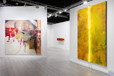 Gagosien’s booth at Art Basel Miami Beach 2021. Artwork, left to right: © Albert Oehlen; © Judd Foundation/Artists Rights Society (ARS), New York; © Mary Weatherford. Photo: Sebastiano Pellion di Persano